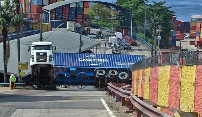 Carreta tomba e bloqueia trânsito em porto na Zona Sul de Manaus