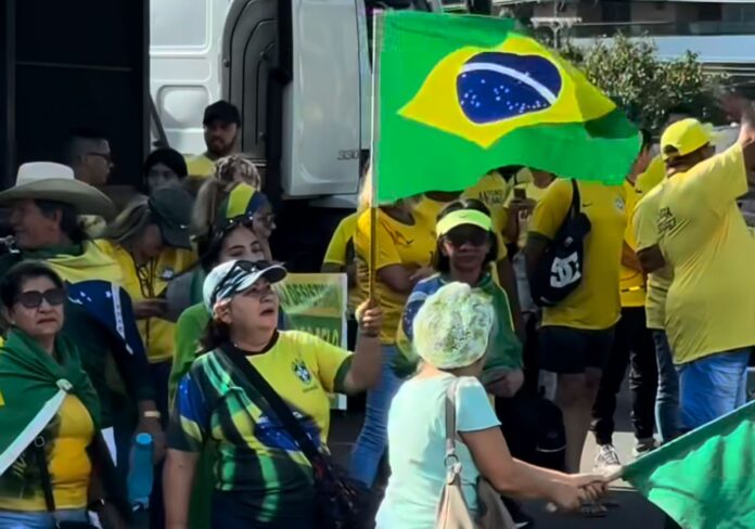 Apoiadores de Bolsonaro se reúnem em Manaus e pedem ‘Fora Lula e Moraes’