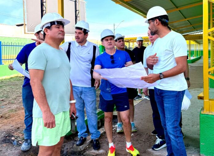 David Almeida vistoria reforma de escola referência educacional em Manaus
