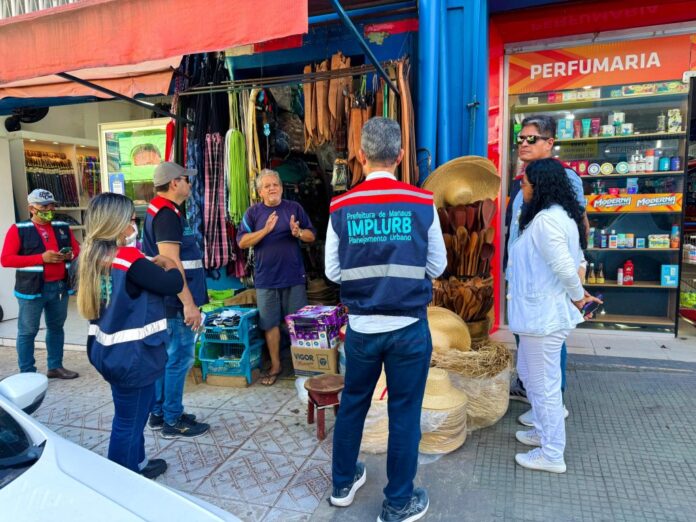 Prefeitura de Manaus notifica 35 estabelecimentos por obstrução de calçadas no Centro da cidade