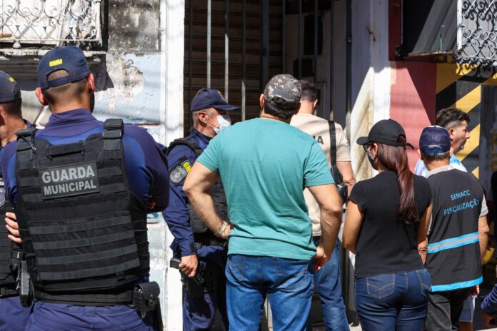 Ação no Centro de Manaus Remove Vendedores Irregulares e Apreende Produtos Vencidos