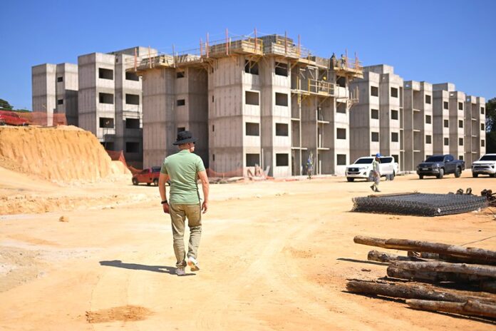 David Almeida supervisiona o progresso das obras de habitação no Tarumã