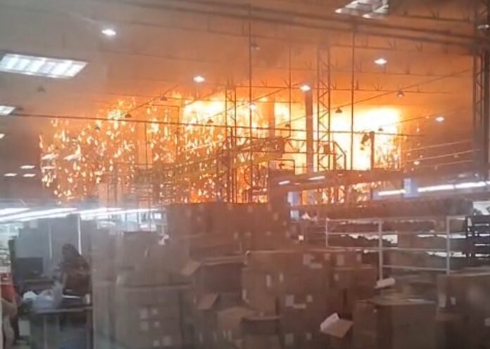Incêndio na EFFA Motors em Manaus persiste por mais de cinco horas sem controle total