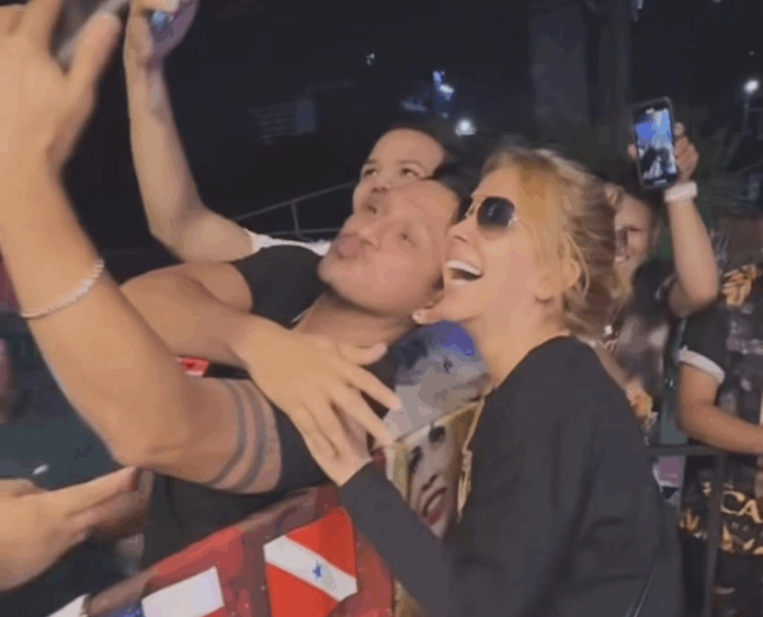 Joelma chega a Manaus e contagia o público no festival Sou Manaus 2025