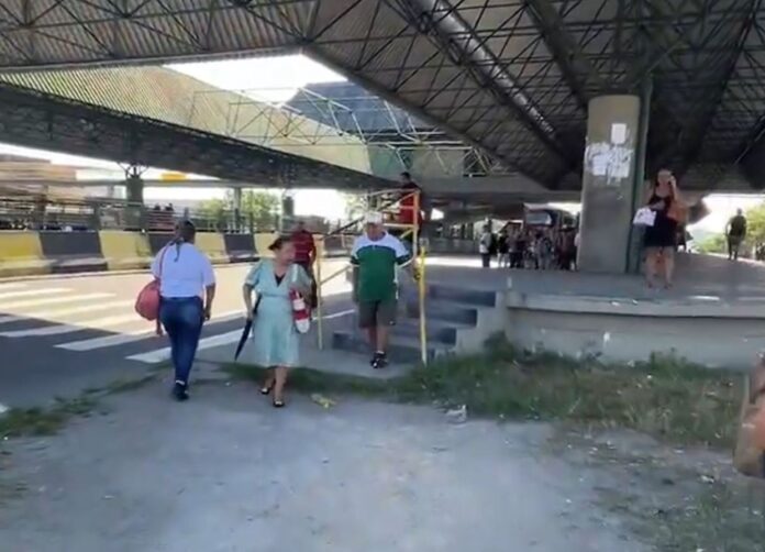 Notícias do Amazonas – Paradas e terminais superlotados após greve de rodoviários