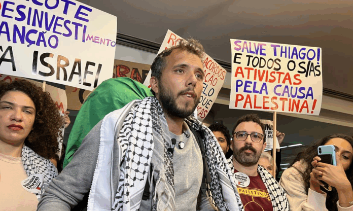 Ativista Thiago Ávila é deportado de Israel e volta ao Brasil após detenção