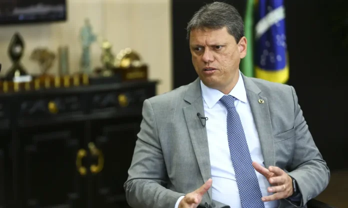 Visita de Tarcísio de Freitas a Bolsonaro é autorizada por Moraes