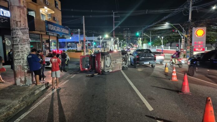 Notícias do Amazonas – Capotamento de carro gera congestionamento em Manaus