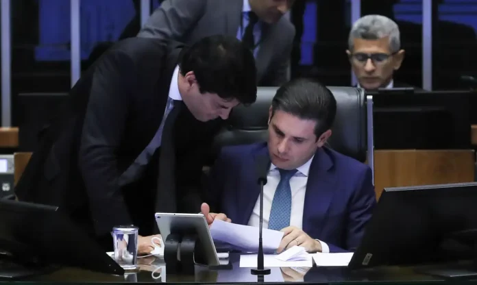 Câmara aprova retorno do voto secreto na PEC da Blindagem após nova análise