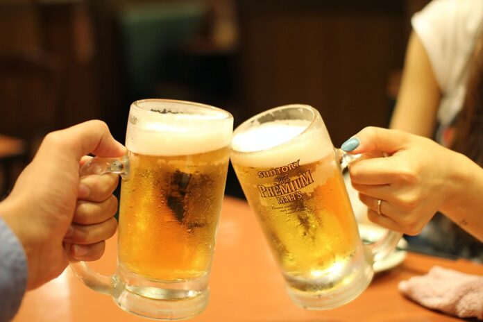 Metade da população brasileira relata redução no consumo de álcool em 2024