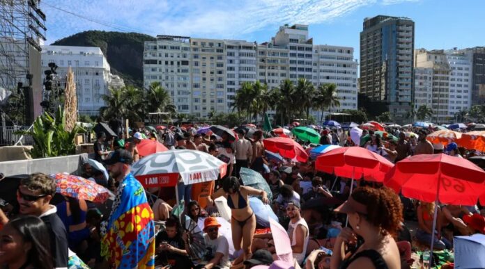 Fãs de Lady Gaga enfrentam calor intenso em Copacabana para show imperdível