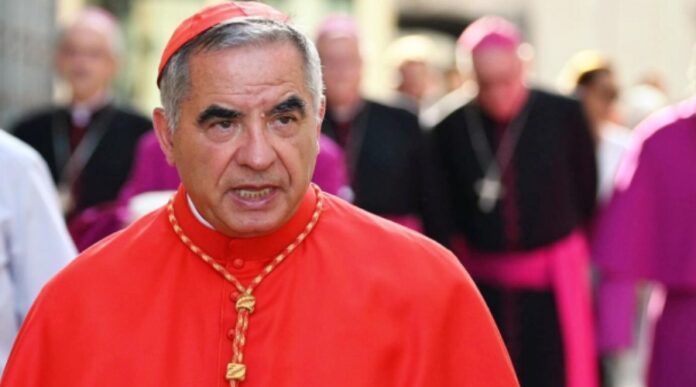 Cardeal Becciu, condenado por peculato, renuncia ao conclave papal