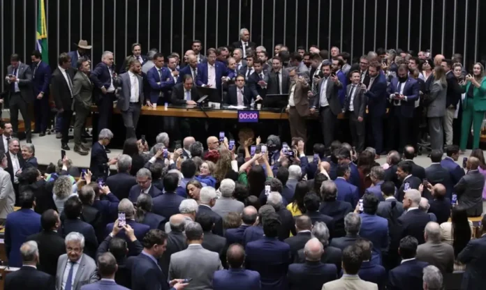Notícias do Amazonas – Corregedor recomenda suspensão de três deputados por motim