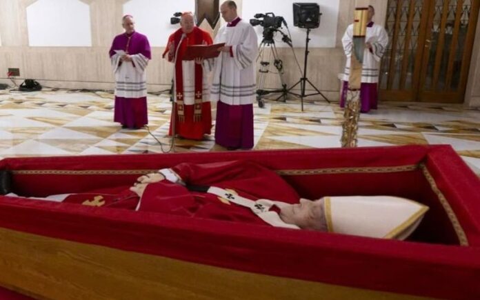 Vaticano revela primeiras imagens do corpo do Papa Francisco em luto