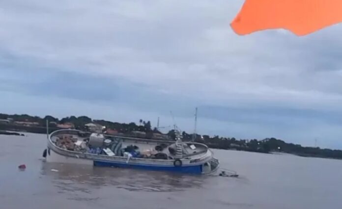 Notícias do Amazonas – Barco com 60 passageiros naufraga após colisão no rio