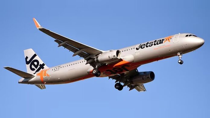 Passageira provoca pânico ao tentar abrir porta de avião durante voo
