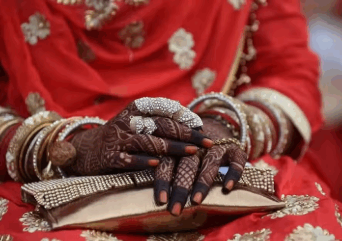 Noivas indianas se despem por uma semana após o casamento para bênçãos divinas
