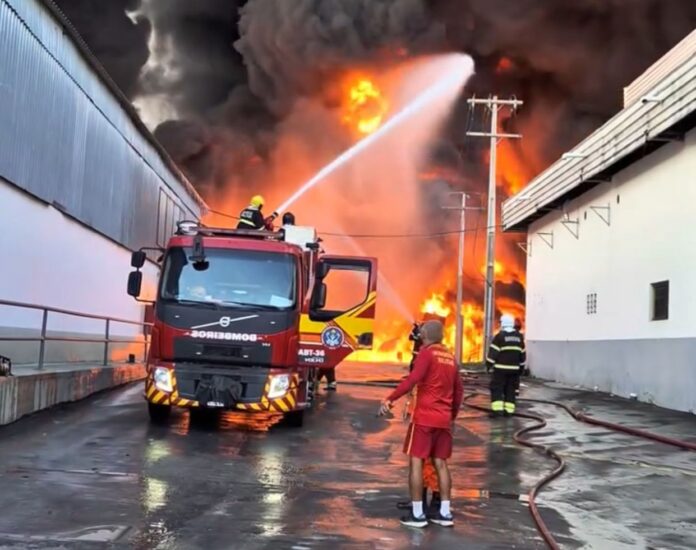 Notícias do Amazonas – Prefeitura de Manaus une forças para combater incêndio na Effa Motors