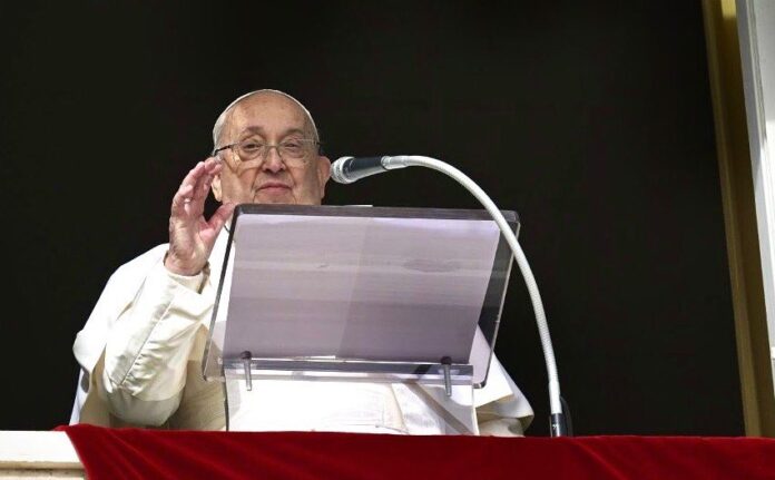 Cardeal informa que Papa Francisco precisa reaprender a falar após hospitalização
