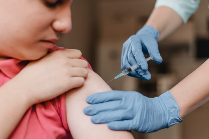 Vacina contra HPV: uma solução que salva vidas e reduz custos para o Brasil