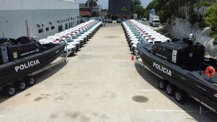 Notícias do Amazonas – Governador entrega viaturas e lanchas no combate ao crime