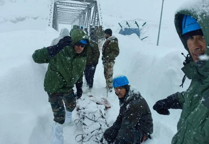 Trabalhadores presos em avalanche no Himalaia indiano; resgates em andamento