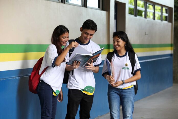 Pé-de-Meia: Estudantes receberão R$ 1 mil até quinta-feira para conclusão do curso