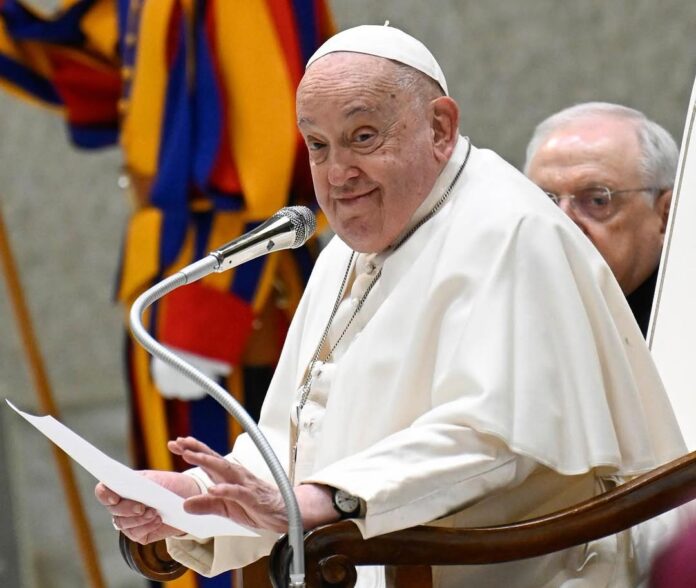Vaticano informa que Papa Francisco mostra sinais de leve recuperação