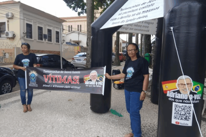 Ex-testemunhas de Jeová se manifestam contra abusos e normas da religião