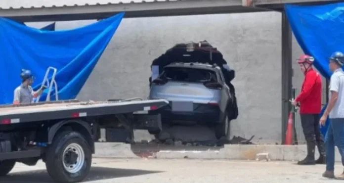 Carro invade sala de hemodiálise após motorista perder controle em hospital