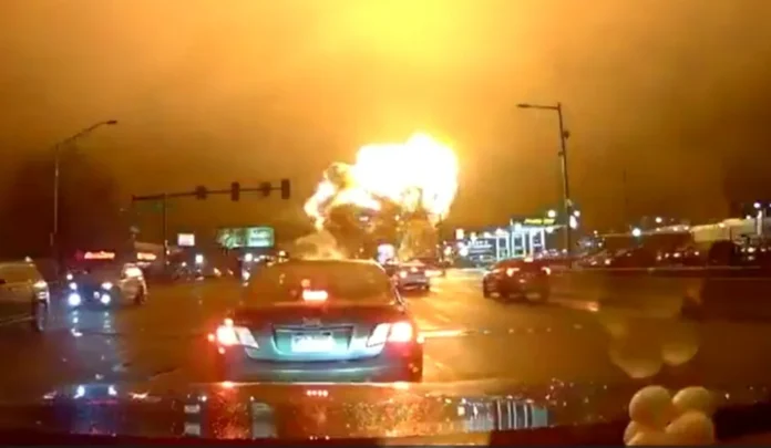 Avião de pequeno porte cai perto de shopping na Filadélfia; seis a bordo
