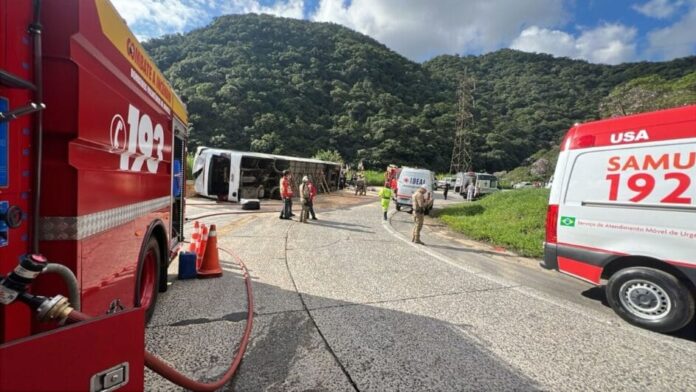 Ônibus de adolescentes capota na SC-418 e deixa feridos em acidente