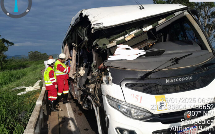 Notícias do Amazonas – Colisão entre micro-ônibus e carreta resulta em tragédia na BR-116
