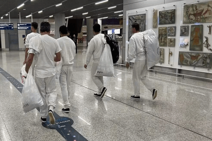Notícias do Amazonas – Brasileiros deportados dos EUA chegam algemados em Manaus