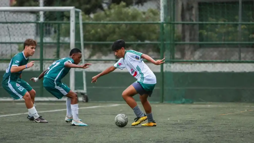 Kevin Krauss com apenas 17 anos demonstra liderança em campo
