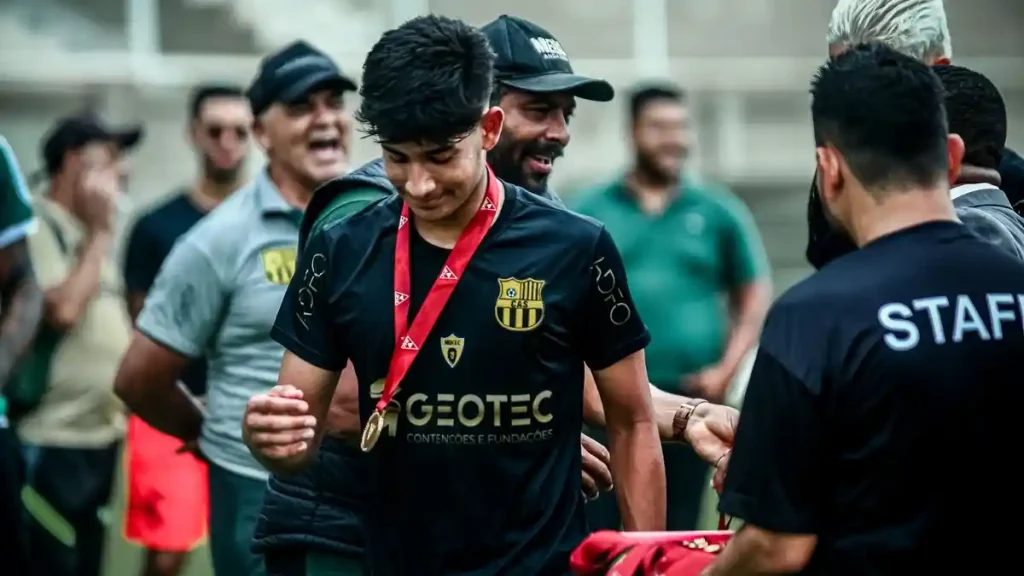 Kevin Krauss com apenas 17 anos impressiona com maturidade tática