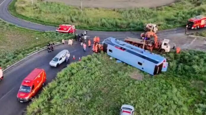 Ônibus tomba na MG-223, resultando em 10 mortes e 36 feridos, incluindo crianças