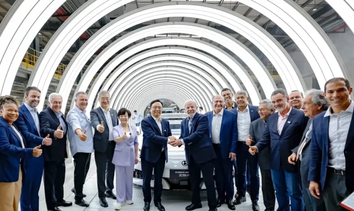 Lula celebra abertura da nova planta da BYD em Camaçari, gerando 20 mil empregos