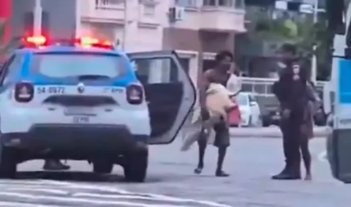 Notícias do Amazonas – Homem é flagrado tentando levar tartaruga marinha na praia
