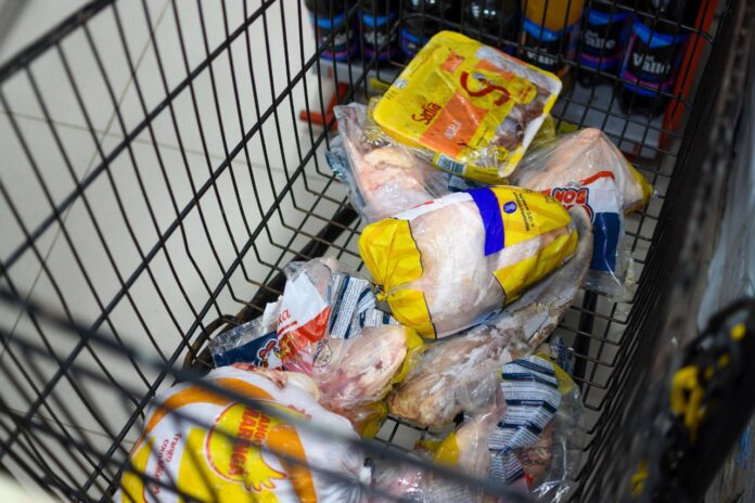 Notícias do Amazonas – Procon-AM flagra supermercado com produtos impróprios à venda