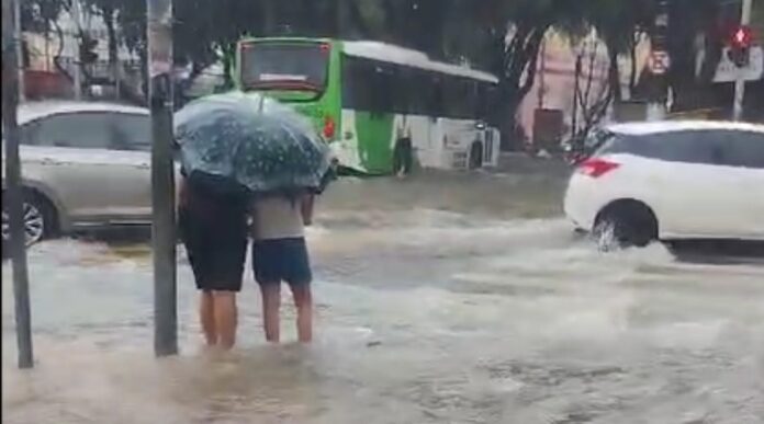 Notícias do Amazonas – Descarte irregular de lixo intensifica alagamentos em Manaus
