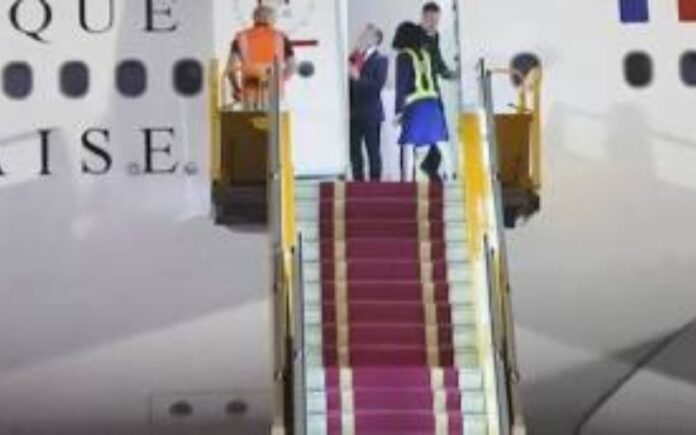 Primeira-dama da França surpreende Macron com gesto inusitado durante viagem
