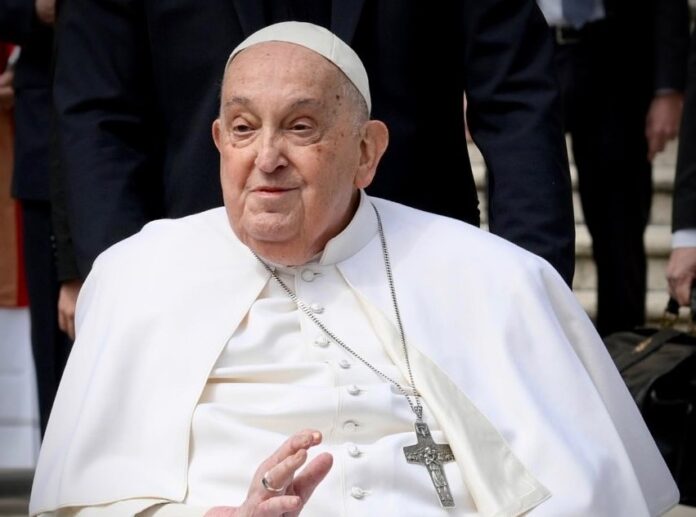 Papa Francisco surpreende fiéis na Praça de São Pedro após recomendação médica