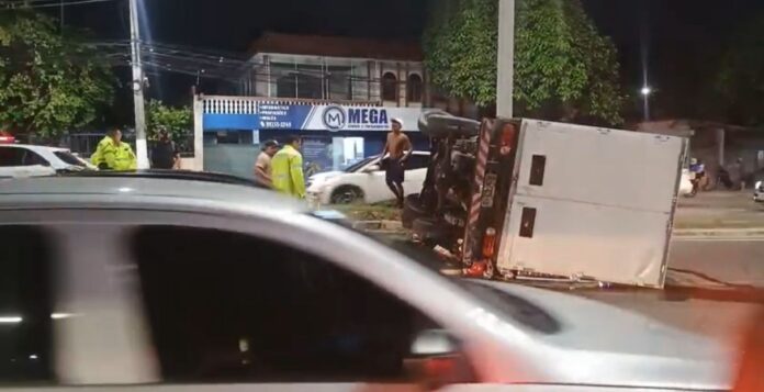 Notícias do Amazonas – Caminhão de cerveja capota e causa congestionamento em Manaus