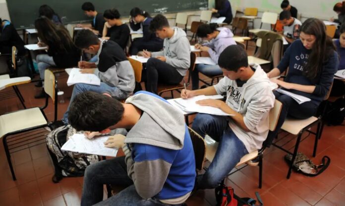 Notícias do Amazonas – Estudantes de março e abril recebem R$ 200 do Pé-de-Meia