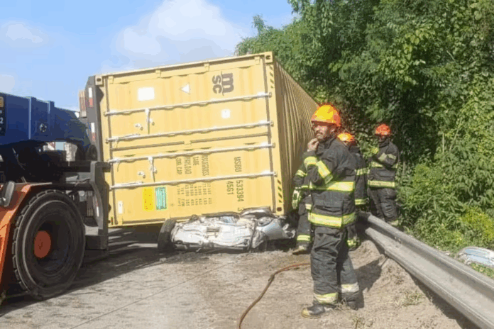 Contêiner de carreta tomba e causa morte de três ocupantes em São Vicente