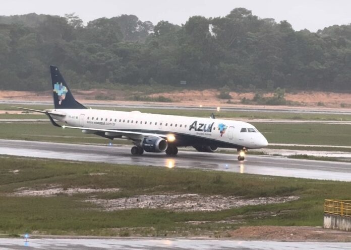 Notícias do Amazonas – Avião da Azul faz pouso de emergência após colisão com pássaro