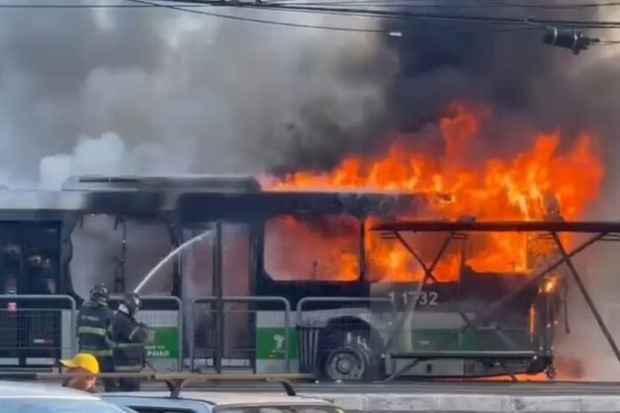Avião de pequeno porte colide com ônibus em SP, resultando em duas mortes