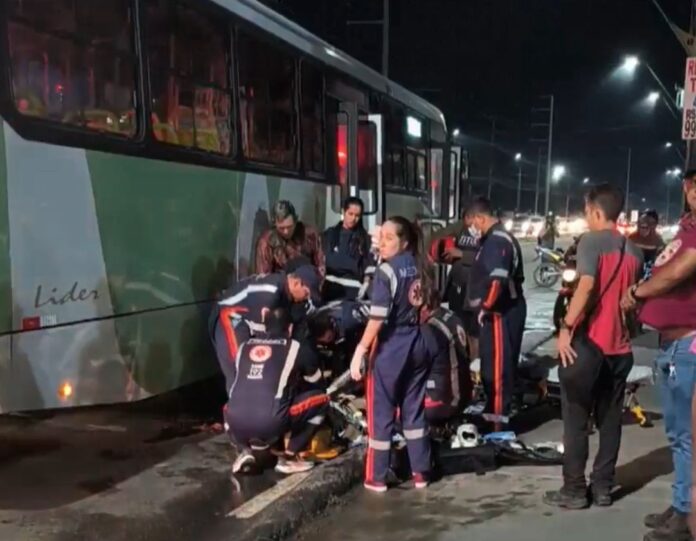 Notícias do Amazonas – Mulher sofre fratura grave em colisão entre moto e ônibus