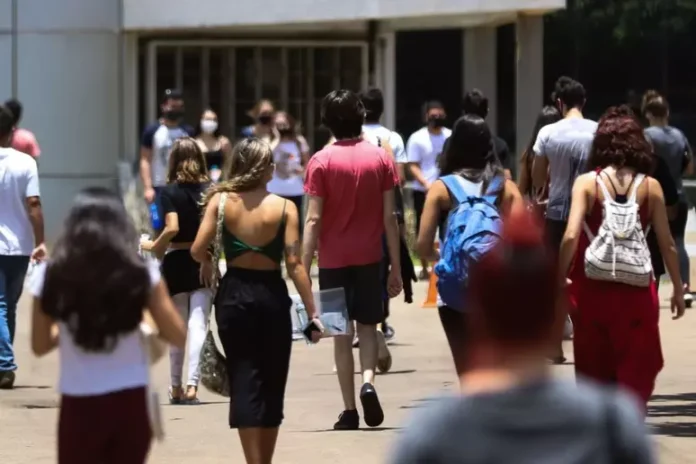 Jovens brasileiros destacam corrupção como principal desafio nacional